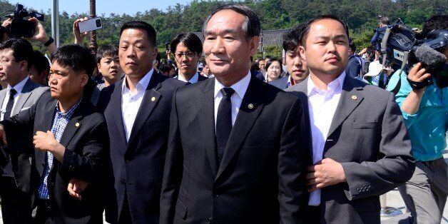 박승춘 국가보훈처장이 18일 오전 광주 국립5·18민주묘지에서 열린 5·18 민주화운동 36주년 기념식에 참석하려다 유족들의 거센 항의를 받고 행사장을 떠나고 있다.