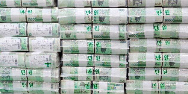 Bundles of South Korean money are stacked, ahead of their release, in the basement of the central bank in Seoul January 23, 2014. The release is aimed at stimulating the flow of money ahead of the Lunar New Year holidays next week. REUTERS/Jung Yeon-je/Pool (SOUTH KOREA - Tags: BUSINESS)