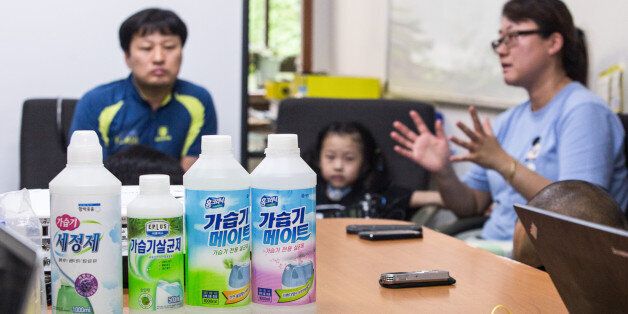 가습기살균제 피해 어린이 박나원 양의 가족이 23일 서울 종로구 환경보건시민센터에서 기자회견을 하고 있다.
