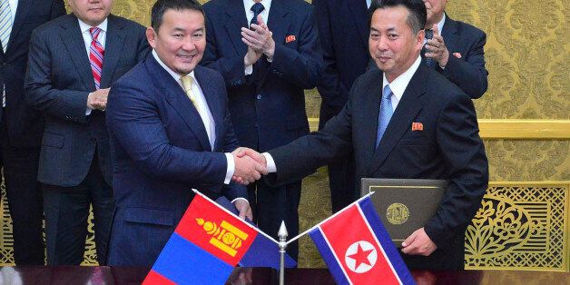 북한과 몽골의 대표들이 2013년 10월 평양에서 협력조약을 체결하는 모습