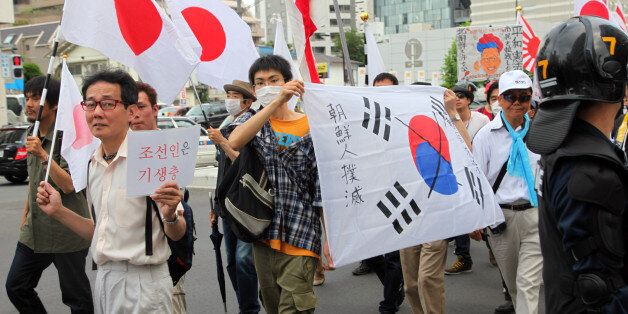 재특회 등 반한민족주의 성향의 일본인들이 2013년 5월 19일 재일동포에게 '특권'이 주어지고 있다고 비난하며 일장기를 들고 도쿄거리에서 시위를 벌이고 있는 모습