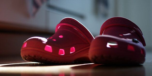 여름에 많이 신는 크록스를 발 전문의들이 주의하라고 하는 이유