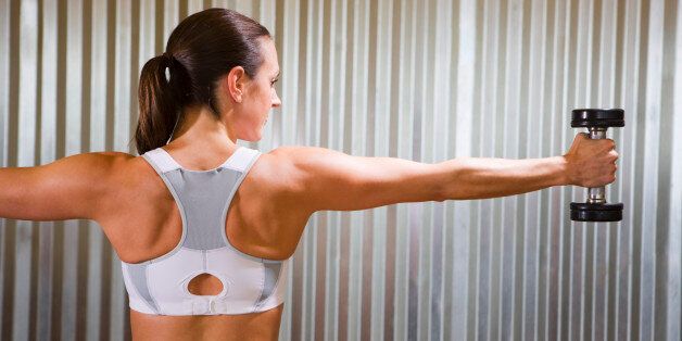 덤벨이 없으면 생수병으로 할 수 있는 팔 근육 운동 3가지(사진)