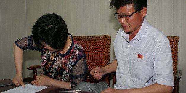 북한 식당 여성 종업원의 북한 가족들이 민변 변호사들에게 사건을 위임하는 변호인 위임서를 작성하고 있는 모습.