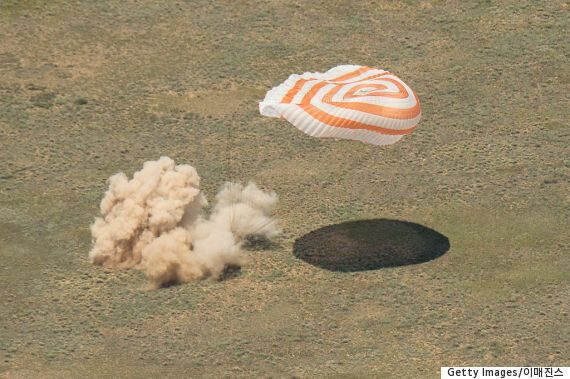 우주비행사 팀 피크, 186일 만에 지구로 돌아오다(사진)