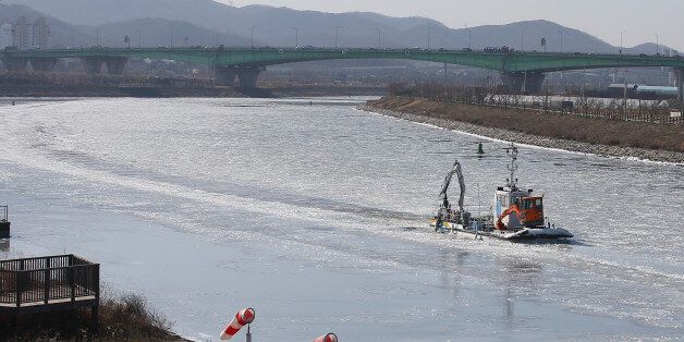 1월 25일 오후 인천 아라뱃길에서 한국수자원공사 소속 배가 쇄빙작업을 하며 운행을 하고 있다.