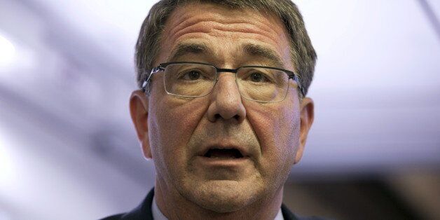 U.S. Defense Secretary Ash Carter talks with members of the media on a military aircraft en route to Amman, Jordan, after departing Jeddah, Saudi Arabia, July 22, 2015. Saudi Arabia's King Salman is expected to visit the United States in the fall, Carter told reporters after his meeting with the monarch.  REUTERS/Carolyn Kaster/Pool
