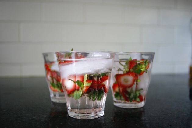 버려지는 딸기 꼭지를 활용해 만드는 '딸기 꼭지 워터' (레시피)