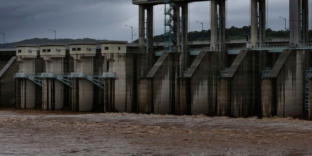 장마전선 영향으로 비가 내리는 5일 경기도 연천군 군남홍수조절지에서 한국수자원공사가 임진강 물을 방류하고 있다.