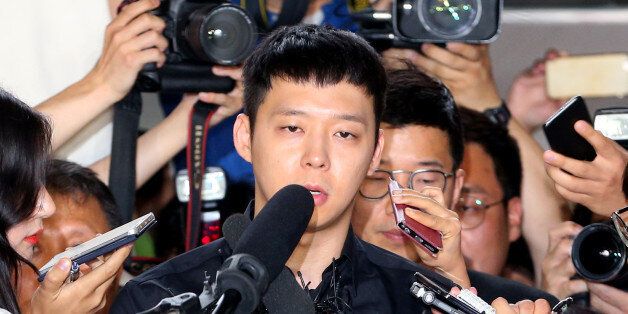 가수 겸 배우 박유천이 30일 오후 성폭행 피의자 신분으로 조사를 받기 위해 서울 강남경찰서로 들어서고 있다.