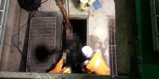 119구조대원들이 7일 오후 제주 서귀포시 표선면 토산리에 설치된 지하 6ｍ 깊이의 오수펌프시설에서 근로자들을 구조하는 모습