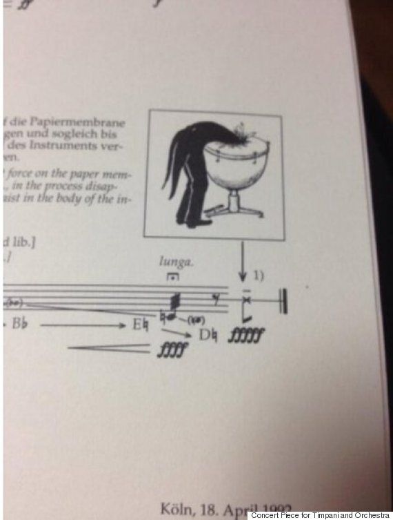 오케스트라의 연주자가 갑자기 팀파니에 머리를 박은 이유 (영상)