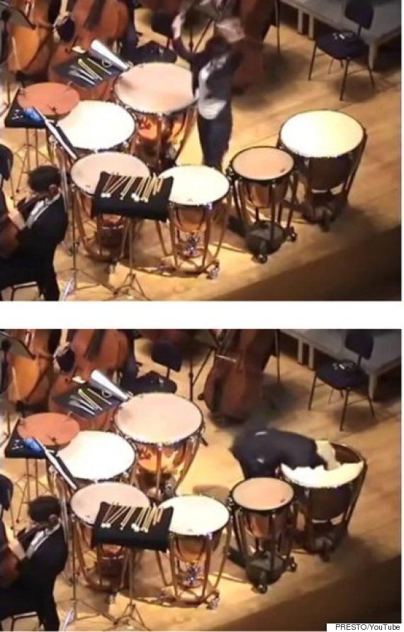 오케스트라의 연주자가 갑자기 팀파니에 머리를 박은 이유 (영상)