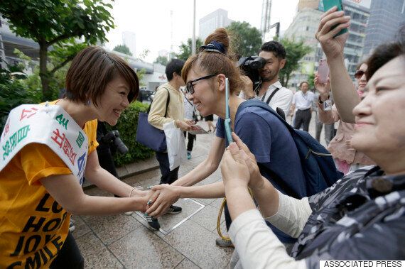 자민당 비례대표인 '스피드'의 이마이 에리코, 오키나와 미군 기지 문제를 몰랐다고 말하다