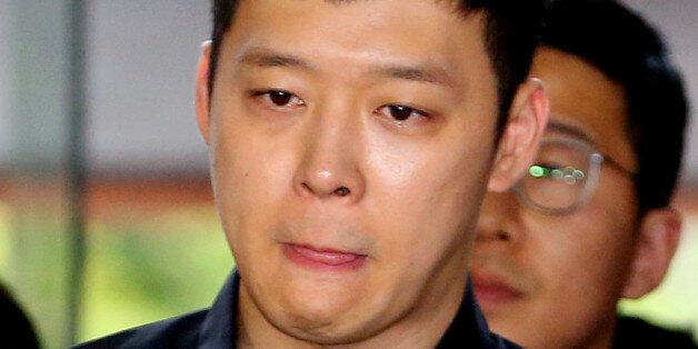 가수 겸 배우 박유천이 6월 30일 오후 성폭행 피의자 신분으로 조사를 받기 위해 서울 강남경찰서로 들어서고 있다