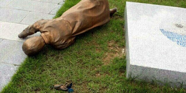 광주시청 앞에 설치된 평화의 소녀상이 9일 오후 넘어져 바닥에 나뒹굴고 있다. 이날 사고로 손목이 분리된 소녀상은 지난 3월에도 한 차례 쓰러진 적 있다.