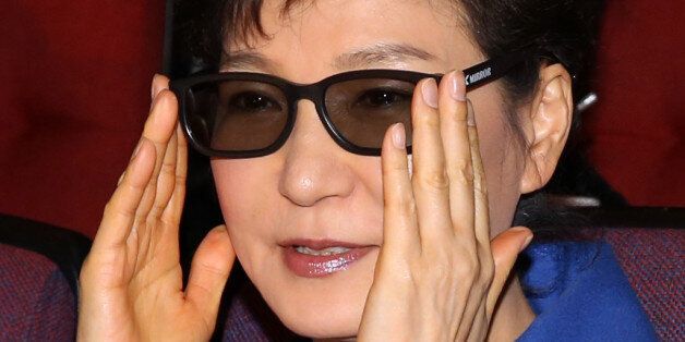 박근혜 대통령이 2014년 1월 3D 안경을 착용하고 영화를 보는 모습. 이 사진은 기사의 내용과 별 관계 없다.