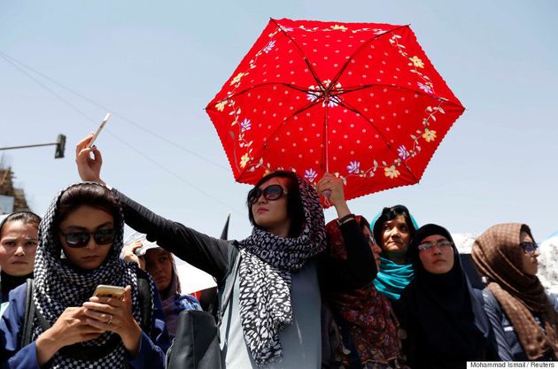 아프가니스탄 카불 테러 직전, 수천명의 하자라족 시위대는 '평등'을 외쳤다 (사진)