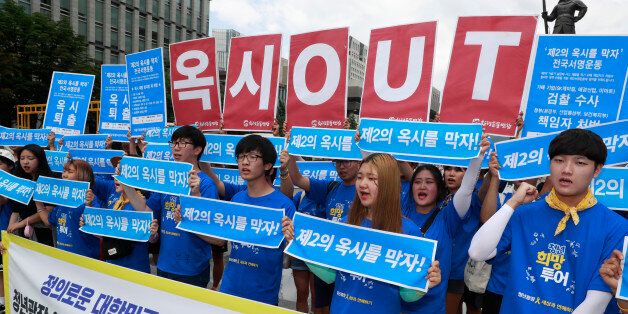 14일 오후 서울 광화문광장에서 경제민주화넷과 청년광장 주최로 열린 '제2의 옥시를 막자' 집중서명운동 캠페인에서 참가자들이 구호를 외치고 있다.