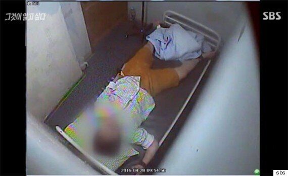 35시간 동안 손발 묶어놓는 게 치료? 그렇게 사람이 죽었다.