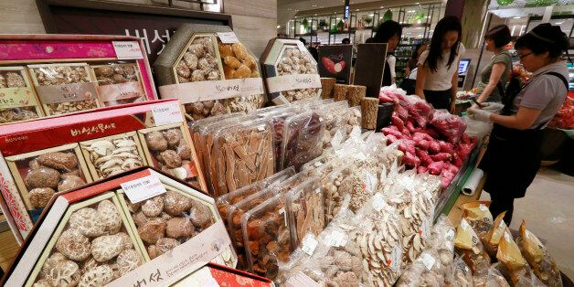 28일 서울의 한 백화점에 고가의 버섯선물세트가 판매되고 있다.