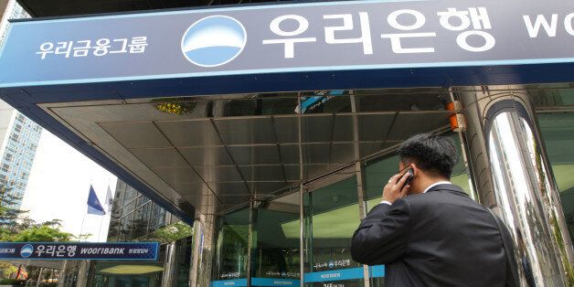 은행들이 멤버십 확보로 각축전을 벌이면서 은행원들은 영업 압박에 시달리고 있다