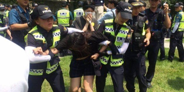 경찰 1600명이 이화여대에 들이닥쳤다(사진, 영상)