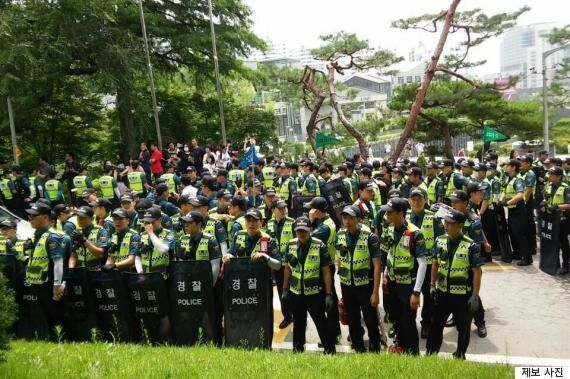 경찰 1600명이 이화여대에 들이닥쳤다(사진, 영상)