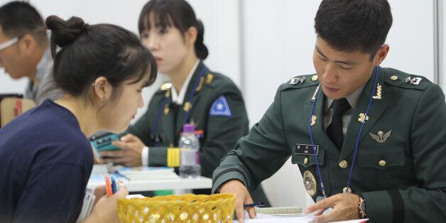 28일 오전 서울 강남구 삼성동 코엑스에서 한국대학교육협의회 주최로 열린 '2017학년도 수시 대학입학정보박람회'에서 한 수험생이 육군사관학교 부스에서 상담을 받고 있다.