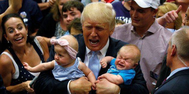 7월 29일 유세 현장에서 지지자의 아기들을 안은 트럼프