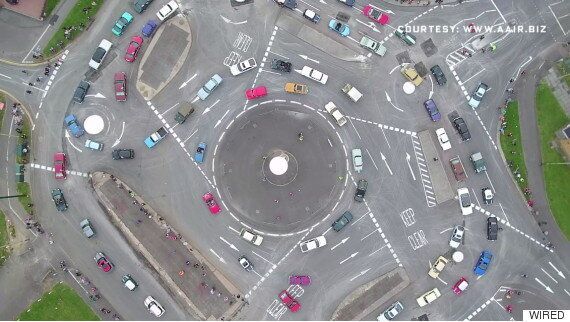 영국의 이 '매직 라운드어바웃'이 작동하는 모습은 놀랍도록 아름답다 (동영상)
