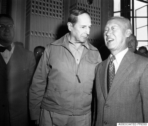 ‘인천상륙작전'에는 나오지 않은 맥아더 장군에 대한 4가지 이야기