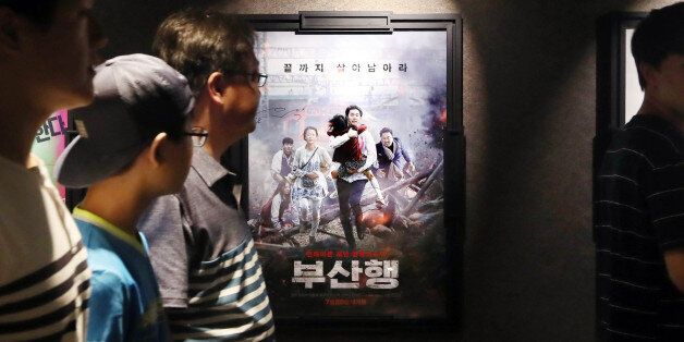 7일 오후 서울 강남구 한 멀티플렉스 영화관을 찾은 관객들이 '부산행' 포스터 앞을 지나고 있다.
