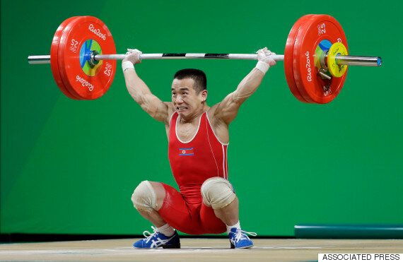 뉴욕타임스가 북한의 역도선수 엄윤철의 나이 조작 의혹을 제기했다