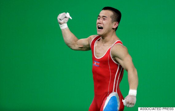 뉴욕타임스가 북한의 역도선수 엄윤철의 나이 조작 의혹을 제기했다