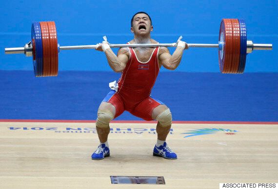 뉴욕타임스가 북한의 역도선수 엄윤철의 나이 조작 의혹을 제기했다