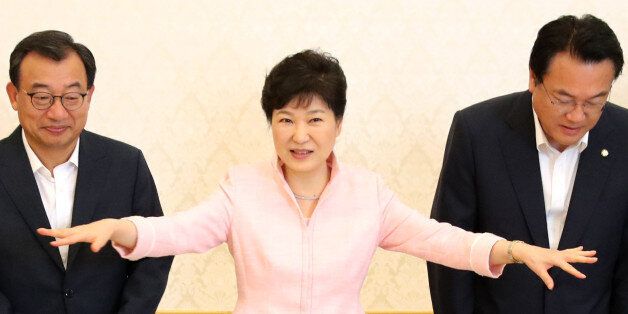 박근혜 대통령이 11일 낮 청와대에서 열린 새누리당의 새 지도부 초청 오찬에 앞서 기념촬영을 한 뒤 자리를 안내하는 손짓을 하고 있다.