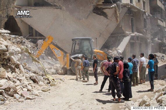 '죽음의 땅' 시리아 알레포에 목숨 걸고 들어가는 사람들이 있다(사진)