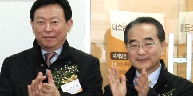 사진은 2009년 12월 서울 중구 남창동 롯데손해보험 빌딩에서 열린 롯데미소금융재단 본점 개소식에 참석한 신 회장(왼쪽)과 이 부회장.