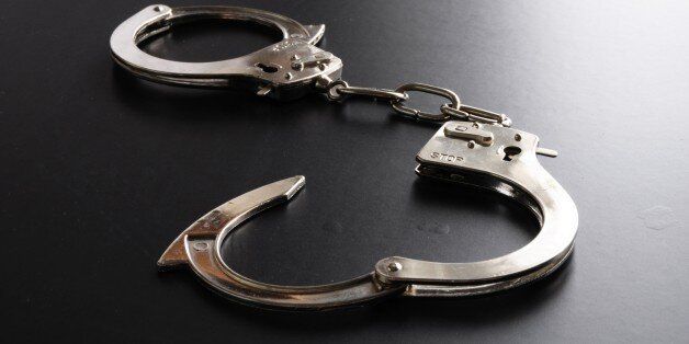 버스 안 여학생 성추행범 승객들이 잡아 경찰에 넘겼다