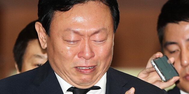 신동빈 롯데 회장은 고 이인원 빈소에서 끝내 눈물을 흘렸다