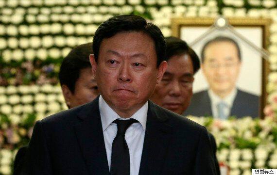 신동빈 롯데 회장은 고 이인원 빈소에서 끝내 눈물을 흘렸다