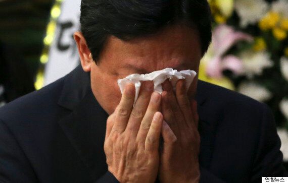 신동빈 롯데 회장은 고 이인원 빈소에서 끝내 눈물을 흘렸다