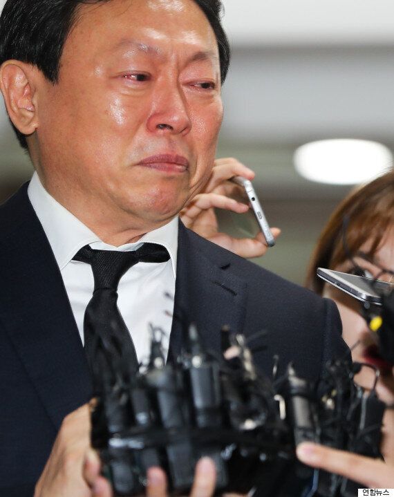신동빈 롯데 회장은 고 이인원 빈소에서 끝내 눈물을 흘렸다