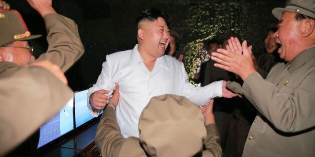 김정은 북한 노동당 위원장이 간부들과 잠수함발사탄도미사일(SLBM) 시험발사 참관 후 기뻐하고 있다.