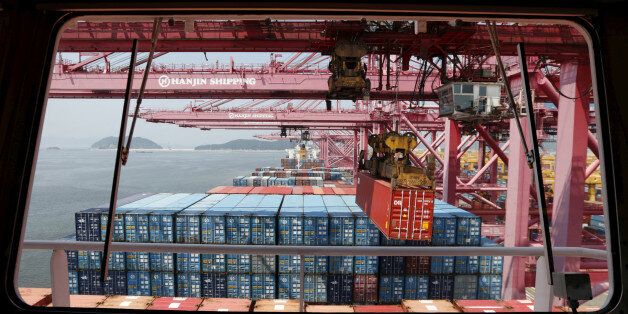 A crane carries a container from a ship of Hanjin Shipping at Hanjin container terminal at the Busan New Port in Busan, about 420 km (261 miles) southeast of Seoul in this August 8, 2013 file photo.    REUTERS/Lee Jae-Won/File Photo