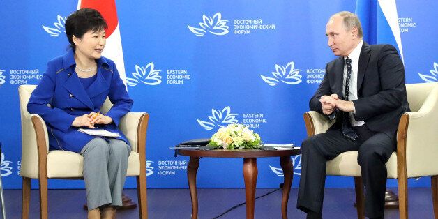 박근혜 대통령과 블라디미르 푸틴 러시아 대통령이 3일(현지시간) 러시아 블라디보스토크 극동연방대학에서 열린 정상회담에서 대화하고 있다.