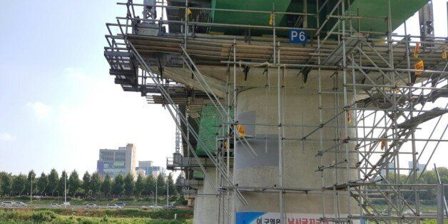 3일 오후 1시 12분께 지하철 2호선 성수역과 용답역 사이에 놓인 장안철교에서 작업 중이던 박모(29)씨가 철교 아래로 흐르는 중랑천으로 추락해 숨졌다.