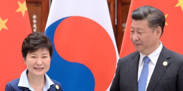 박근혜 대통령과 시진핑 중국 국가주석이 5일 오전(현지시간) 중국 항저우 서호에서 열린 한-중 정상회담에서 악수하고 있다.