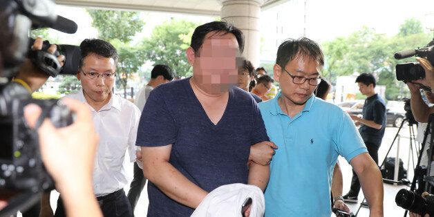 고등학교 동창인 현직 부장검사에게 사건 무마 청탁을 한 의혹을 받는 사업가 김모씨가 5일 오후 검찰에 체포돼 서울 서부지방법원으로 들어가고 있다.